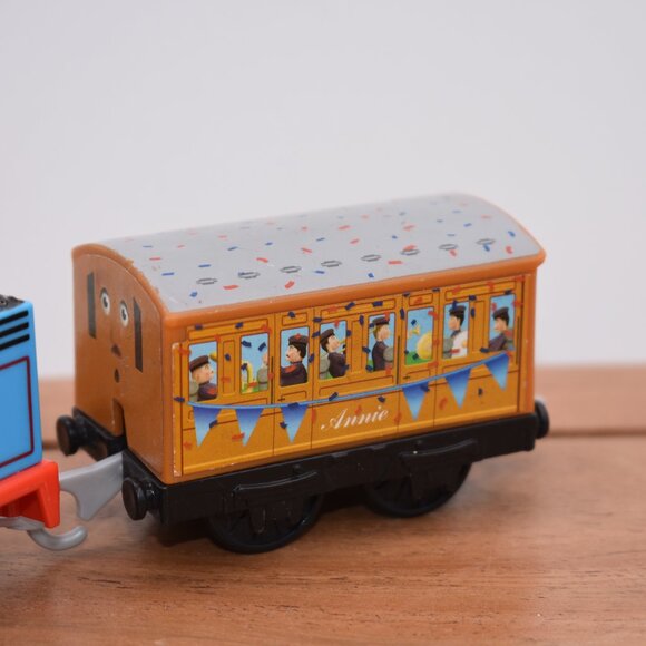 Thomas Motorized Train Annie Passenger Coach Battery Operated Thomas & Friends - Picture 4 of 6